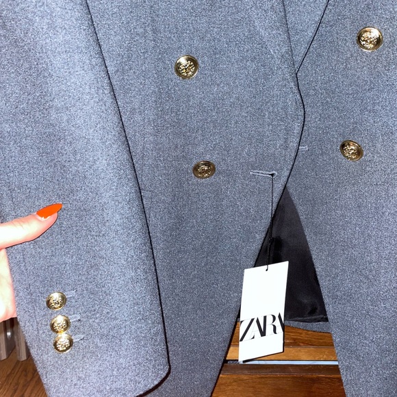 Selling this super cute gray Zara blazer, size medium, never worn - Picture 3 of 4